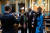 미시간 주 선거인단이 주도 랜싱의 의사당에서 투표를 마친 뒤 기념촬영을 하고 있다. AFP=연합뉴스