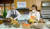 해리스 주한 미국대사(왼쪽)가 요리연구가 이혜정씨(오른쪽)와 함께 15일 미 대사관저에서 김치 만들기를 체험하고 있다. [아시아 소사이어티 페이스북]