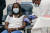 미국 뉴욕주의 대형병원 중환자실에서 일하는 간호사 샌드라 린지는 14일 미국 내 첫 코로나19 백신을 맞았다. [신화=연합뉴스]