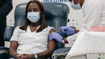 흑인 간호사, 환자 27명 잃은 의사…美 백신접종 1호 얼굴들