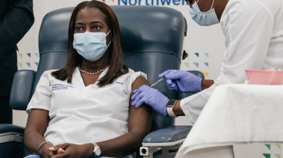 흑인 간호사, 환자 27명 잃은 의사…美 백신접종 1호 얼굴들
