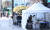 15일 오후 서울 종로구 탑골공원 앞에 설치된 임시 선별검사소에서 시민들이 신종 코로나바이러스 감염증 검사를 받기 위해 차례를 기다리고 있다. 연합뉴스