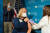 경력 25년의 응급실 간호사인 바버라 나이스원더는 14일 워싱턴DC의 조지워싱턴대병원에서 백신을 맞았다. 알렉스 에이자(왼쪽) 보건복지부 장관이 축하의 박수를 치고 있다. [AFP=연합뉴스]