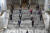 워싱턴 주 선거인단이 주도인 올림피아 의사당 계단에서 사회적 거리두기를 유지한 채 기념촬영을 하고 있다. AP=연합뉴스