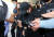 의붓 아들을 여행 가방에 가둬 숨지게 한 40대 여성. 사진은 피의자가 지난 6월 10일 오후 충남 천안 대전지검 천안지청으로 송치되기 위해 천안동남경찰서를 나서고 있는 모습. 뉴스1