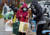 미국 매릴랜드 주에서 지난 4일 무료 식량 배급을 받고 있는 이들. AFP=연합뉴스
