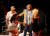 2007년 6월 한 핀란드 축제에서 니가드가 영화배우 파멜라 앤더슨과 핀란드 모델 엘런 요키쿤나스와 무대에 올라가 있다. 로이터=연합뉴스