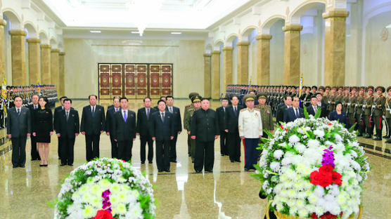 김정일 9주기 금수산궁전 찾은 김정은…올들어 참배도 '띄엄띄엄'