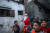 팔레스타인 가자지구의 어린이 난민 캠프에도 산타가 왔다. 마스크를 쓴 아이는 없다. EPA=연합뉴스