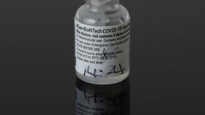 ‘세계 첫 접종’ 코로나 백신 병·주사기 英박물관에 전시된다
