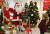 프랑스 남서부 앙글레의 쇼핑센터에서 산타옷을 입은 사람이 사회적 거리를 유지한 채 어린이 손님과 이야기를 나누고 있다. AP=연합뉴스