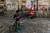 콜롬비아 보고타의 한 거리에서 베네수엘라 난민 소년이 산타 복장을 한 사람을 멀리서 바라보고 있다. AFP=연합뉴스