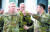 주한미군사령관에 내정된 폴 라캐머러(왼쪽) 미 태평양육군사령관이 2019년 12월 주일 미군기지에서 조나단 하이트 주일 미군 부사령관의 설명을 듣고 있다. [사진 미 육군]