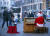 독일 슈베링 거리에서 산타 옷을 입은 거리의 악사가 피아노를 연주하고 있다. 독일은 현재 코로나 19의 급격한 확산으로 봉쇄 조치를 실시중이라 거리에 사람의 통행이 뜸하다. AP=연합뉴스