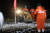 [신화통신] 중국의 무인 달 탐사선 창어(嫦娥) 5호가 17일 새벽(현지시간) 달 샘플을 싣고 네이멍구(內蒙古) 쓰쯔왕(四子王)에 안전하게 착륙했다.