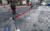 17일 눈이 내린 뒤 얼어붙은 서울 중구 서울역 광장에서 18일 오전 선별진료소 관계자들이 제설작업을 하고 있다. 뉴스1