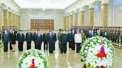 [사진] 김정은, 김정일 9주기 맞아 금수산궁전 참배