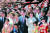 지난해 4월 신주쿠교엔 (新宿御苑)에서 개최된 '벚꽃 보는 모임'. 아베 신조 당시 일본 총리와 아키에 여사가 연예인 등과 함께 기념촬영을 하고 있다. [사진=지지통신]