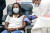 12월 14일 미국에서 처음으로 간호사 샌드라 린지가 화이자와 바이오엔테크가 공동 개발한 코로나 백신을 맞고 있다. 신화=연합뉴스 