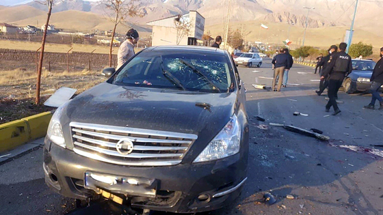 지난달 27일 파크리자데가 사망했던 테헤란 인근 소도시인 아브사르드의 도로 현장에는 파편이 흐트러져 있다. 공격을 받았던 차량은 총격으로 앞유리가 뚫렸다. 총격에 앞서 도로 인근에 있던 트럭에서 폭발물도 터졌다. [사진 로이터]
