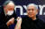 베냐민 네타냐후 이스라엘 총리(오른쪽)가 19일(현지시간) 이스라엘 수도 텔아비브 시바 메디컬 센터에서 화이자 백신을 맞고 있다. [로이터=연합뉴스]