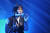 8일 가수 알리가 YTN홀에서 열린 고 임세원 교수 2주기 콘서트에서 노래하고 있다. 알리는 자신의 우울증 극복경험을 나눴다. 사진 YTN 라디오.