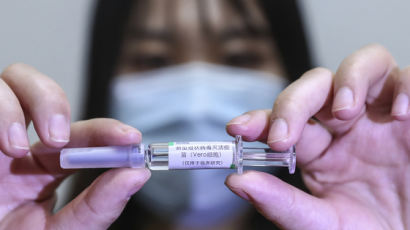“中노동자 백신 맞고도 집단감염” 중국산 '시노팜' 효과 논란
