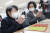지난 11월 3일 94주년 점자의 날을 앞두고 김정숙 여사가 서울 종로구 국립 서울맹학교를 방문해 학생들과 점자 체험을 하고 있다. 청와대사진기자단