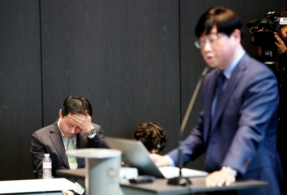 이종필 전 라임자산운용 부사장(오른쪽)이 지난해 10월 중순 서울 여의도 국제금융센터(IFC)에서 펀드 환매 연기 사태 관련 기자회견 을 하고 있다. 뉴스1