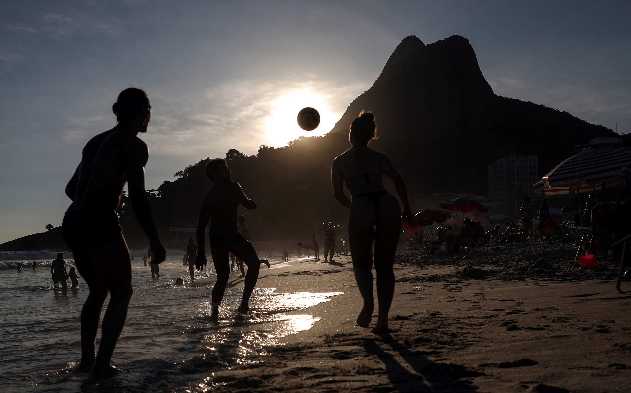마스크도 착용하지 않고 해변에 모여 축제를 즐기는 브라질 사람들. EPA=연합뉴스