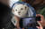 21일(현지시간) 난퉁숲야생동물원에서 한 방문객이 새끼 백사자의 사진을 찍고 있다. AFP=연합뉴스