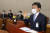 권덕철 보건복지부 장관 후보자가 22일 오전 서울 여의도 국회에서 열린 국회 인사청문회에서 선서를 하고 있다. 오종택 기자