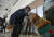 칠레 내무장관 로드리고 델라도가 21일 공항에서 열린 코로나 탐지견 시연회에 참석해 탐지견 '클리포드'의 머리를 쓰다듬고 있다. AP=연합뉴스
