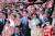 지난해 4월 신주쿠교엔 (新宿御苑)에서 개최된 '벚꽃 보는 모임'. 아베 신조 일본 총리와 아키에 여사가 연예인 등과 함께 기념촬영을 하는 모습. [지지통신]
