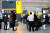 21일 영국 런던 서부 히드로 공항 제2 터미널에서 마스크를 착용한 여행객들이 체크인을 위해 대기하고 있다. 영국에서 새로운 코로나19 변종 바이러스가 확산하면서 전 세계 여러 나라에서는 영국에서 오는 여행자의 입국을 금지한 상태다. AFP=연합뉴스