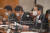 김용범 기획재정부 제1차관(오른쪽)이 22일 서울 중구 은행회관에서 거시경제금융회의를 주재하고 있다. 기획재정부 제공