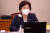 조수진 국민의힘 의원이 22일 서울 여의도 국회에서 열린 법제사법위원회의 대검찰청에 대한 국정감사에서 질의를 하고 있다. 오종택 기자