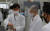 최기영 과학기술정보통신부 장관이 지난 8월 제넥신 유전자연구소 실험실을 방문해 코로나19 백신 개발현황 등에 대한 설명을 듣고 있다. 연합뉴스 