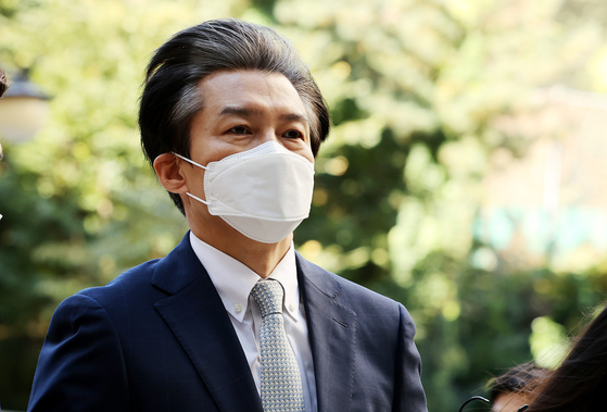 조국 전 법무부 장관이 지난 10월 서울중앙지법에서 열리는 자신의 '감찰 무마 의혹' 재판에 출석하고 있다. [뉴스1]