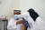 사우디의 타우피크 알라비아 보건부 장관이 17일 화이자 백신을 맞고 있다. 사우디는 이날부터 아랍국가 중 최초로 화이자 백신 접종을 시작했다. [로이터=연합뉴스]