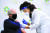 조 바이든 미국 대통령 당선인이 21일(현지시간) 델라웨어 뉴어크 소재 크리스티애나케어 병원에서 화이자의 백신을 접종 받고 있다. AP=연합뉴스