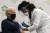 조 바이든 미국 대통령 당선인이 21일(현지시간) 델라웨어주 뉴왁의 크리스티나 병원에서 코로나19 백신 주사를 맞고 있다. 바이든 당선인은 3주 후 2차 접종을 한다. [AP=뉴시스]