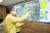 조명래 환경부장관이 지난 1일 오전 서울 중구 서울시청에서 이날부터 시행되는 배출가스 5등급 차량 운행제한 관련 대응 상황을 점검하고 있다. 뉴스1