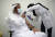 한 남성이 17일(현지시간) 사우디아라비아 수도 리야드에서 신종 코로나바이러스 감염증(코로나19) 백신을 맞고 있다. AP=연합뉴스