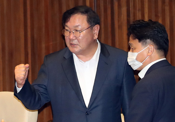 더불어민주당 김태년 원내대표가 지난 8월 4일 국회에서 본회의 종료 후 주먹을 불끈 쥐며 의원들과 인사를 나누고 있다. 연합뉴스