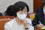 정영애 여성가족부장관 후보자가 24일 국회 인사청문회에서 의원 질의에 답변하고 있다. 연합뉴스