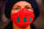 지난 23일 이탈리아의 로마에서 한 여성이 성탄 축하 무늬가 새겨진 마스크를 착용하고 있다. 이탈리아도 이번 성탄절을 이동 제한 속에서 보낼 전망이다. 로이터=연합뉴스 