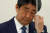 아베 신조 전 총리가 24일 '벚꽃 보는 모임' 의혹과 관련한 기자회견 도중 곤란한 표정을 짓고 있다. [로이터=연합뉴스]