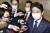 지난달 24일 일본 국회에서 아베 신조(安倍晋三) 전 일본 총리가 기자들의 질문에 답하고 있다. [교도=연합뉴스]