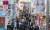 일본 도쿄 시민들이 지난 17일 번화가인 하라주쿠의 거리를 오가고 있다. AP=연합뉴스